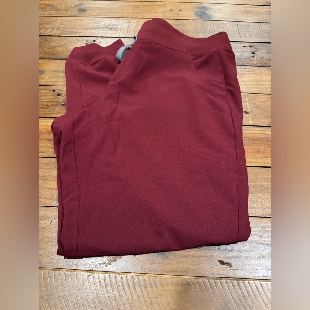 Figs scrub pants in Burgundy
